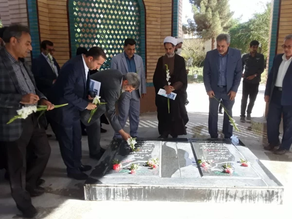 ادای احترام شرکت کنندگان در آیین پایانی ششمین جشنواره رویش  به شهدای گمنام  2