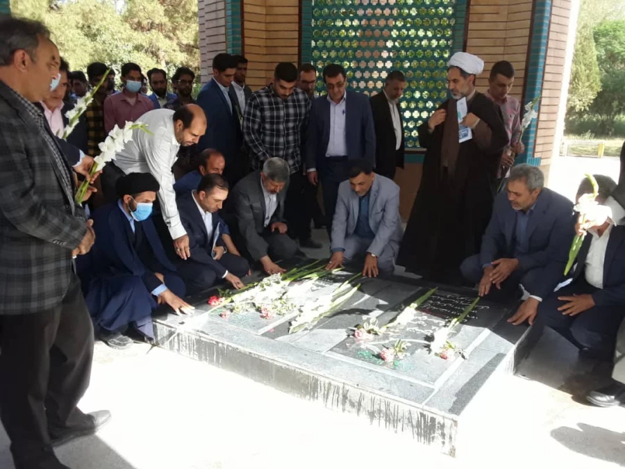 ادای احترام شرکت کنندگان در آیین پایانی ششمین جشنواره رویش  به شهدای گمنام  3