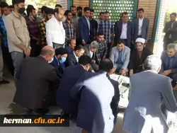 ادای احترام شرکت کنندگان در آیین پایانی ششمین جشنواره رویش  به شهدای گمنام  4