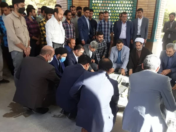 ادای احترام شرکت کنندگان در آیین پایانی ششمین جشنواره رویش  به شهدای گمنام  4