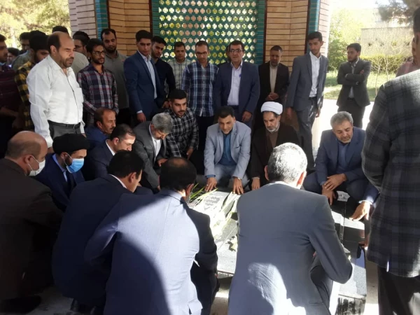 ادای احترام شرکت کنندگان در آیین پایانی ششمین جشنواره رویش  به شهدای گمنام  5