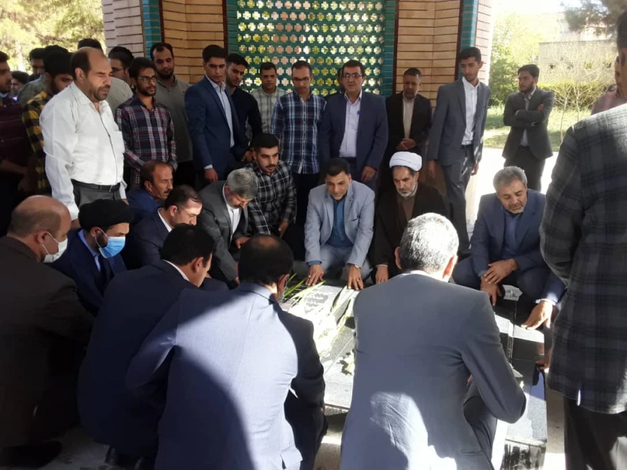 ادای احترام شرکت کنندگان در آیین پایانی ششمین جشنواره رویش  به شهدای گمنام  5