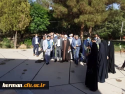 ادای احترام شرکت کنندگان در آیین پایانی ششمین جشنواره رویش  به شهدای گمنام  6