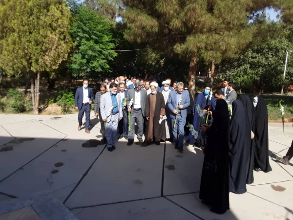 ادای احترام شرکت کنندگان در آیین پایانی ششمین جشنواره رویش  به شهدای گمنام  6