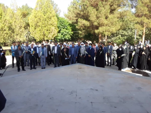 ادای احترام شرکت کنندگان در آیین پایانی ششمین جشنواره رویش  به شهدای گمنام  7