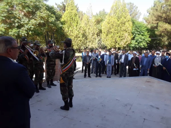 ادای احترام شرکت کنندگان در آیین پایانی ششمین جشنواره رویش  به شهدای گمنام  8