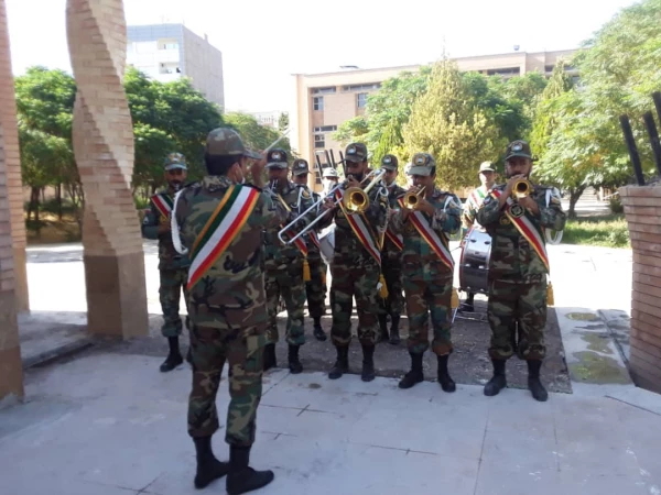 ادای احترام شرکت کنندگان در آیین پایانی ششمین جشنواره رویش  به شهدای گمنام  9