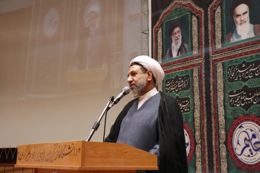 امام جمعه کرمان
واقعیت و آرمان درامور سیاسی  باید درکنارهم دیده شود 2