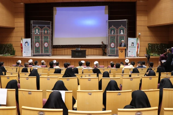 امام جمعه کرمان
واقعیت و آرمان درامور سیاسی  باید درکنارهم دیده شود 2