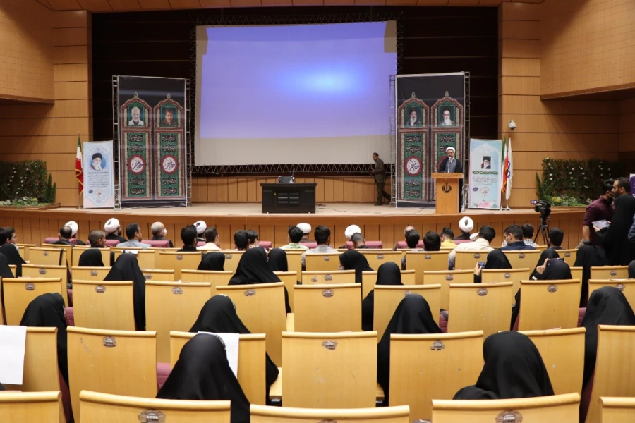 امام جمعه کرمان
واقعیت و آرمان درامور سیاسی  باید درکنارهم دیده شود 2