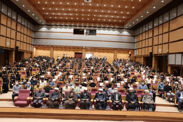 امام جمعه کرمان
واقعیت و آرمان درامور سیاسی  باید درکنارهم دیده شود 2