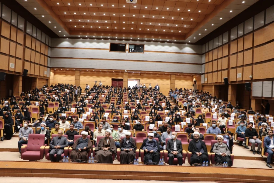 امام جمعه کرمان
واقعیت و آرمان درامور سیاسی  باید درکنارهم دیده شود 2