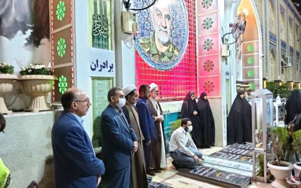 معاونت فرهنگی واجتماعی دانشگاه فرهنگیان کشور به مقام شهید سلیمانی ادای احترام کرد 5