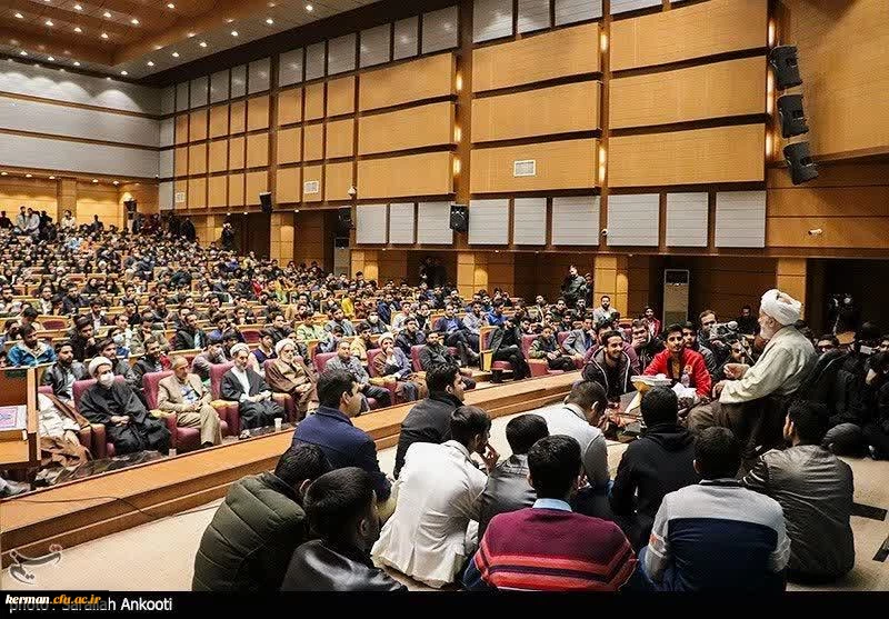مفسر قرآن کریم با تاکید بر اینکه معلم امروز باید باسواد و دلسوز باشد؛ گفت: دانشجومعلمان خود را برای نجات نسل نو گرفتار شده در زیر رگبار شبهات آماده کنند . 2