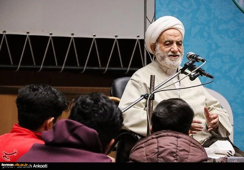 مفسر قرآن کریم با تاکید بر اینکه معلم امروز باید باسواد و دلسوز باشد؛ گفت: دانشجومعلمان خود را برای نجات نسل نو گرفتار شده در زیر رگبار شبهات آماده کنند . 2