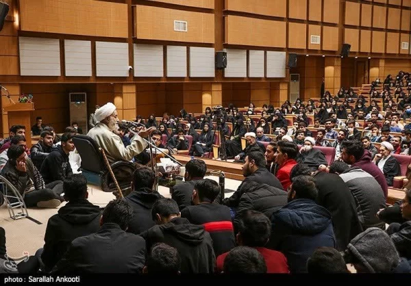 حجت الاسلام قرائتی در جمع دانشجومعلمان دانشگاه فرهنگیان کرمان: 
دانشجو معلمان خود را برای نجات نسل گرفتار شده در زیر رگبار شبهات آماده کنند 2