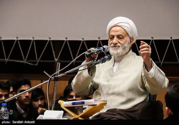 حجت الاسلام قرائتی در جمع دانشجومعلمان دانشگاه فرهنگیان کرمان: 
دانشجو معلمان خود را برای نجات نسل گرفتار شده در زیر رگبار شبهات آماده کنند 2