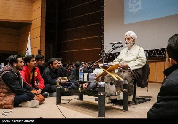 حجت الاسلام قرائتی در جمع دانشجومعلمان دانشگاه فرهنگیان کرمان: 
دانشجو معلمان خود را برای نجات نسل گرفتار شده در زیر رگبار شبهات آماده کنند 2