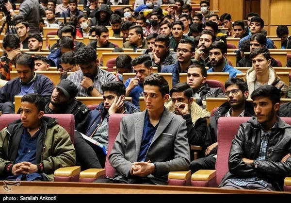 حجت الاسلام قرائتی در جمع دانشجومعلمان دانشگاه فرهنگیان کرمان: 
دانشجو معلمان خود را برای نجات نسل گرفتار شده در زیر رگبار شبهات آماده کنند 2