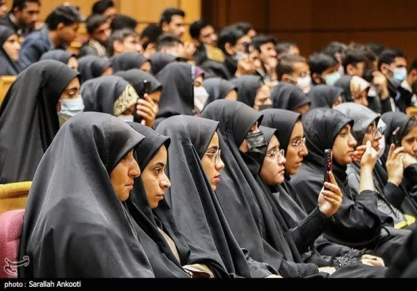 حجت الاسلام قرائتی در جمع دانشجومعلمان دانشگاه فرهنگیان کرمان: 
دانشجو معلمان خود را برای نجات نسل گرفتار شده در زیر رگبار شبهات آماده کنند 2