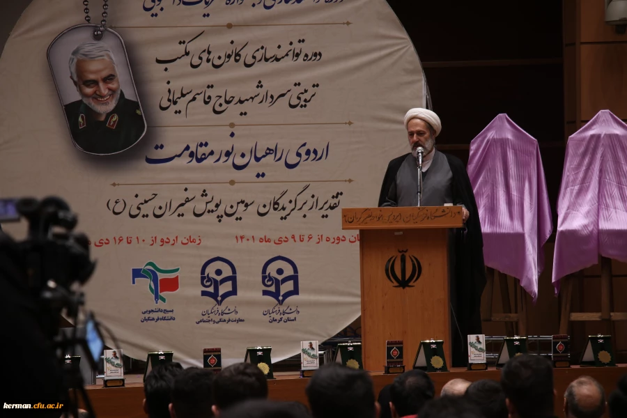 حجت الاسلام و المسلمین تقوی مسئول نهاد نمایندگی مقام معظم رهبری در دانشگاه فرهنگیان، تاکید کرد:
ضرورت معرفی شخصیت شهید سلیمانی به نسل های آینده 2