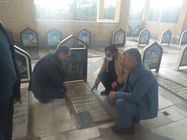 ادای احترام رئیس دانشگاه فرهنگیان استان به مقام شامخ شهدای شهر ماهان 5