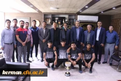 تجلیل از دانش آموز پسر با نیازهای ویژه مدال آور درمسابقات دو ومیدانی کشوری 2