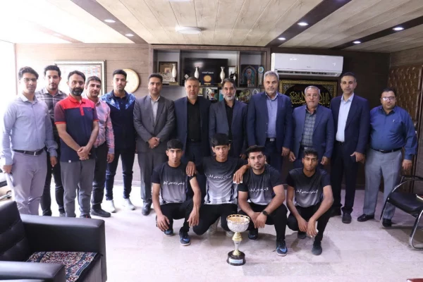 تجلیل از دانش آموز پسر با نیازهای ویژه مدال آور درمسابقات دو ومیدانی کشوری 2