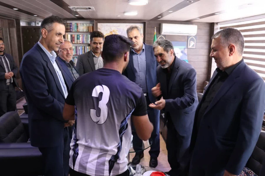 تجلیل از دانش آموز پسر با نیازهای ویژه مدال آور درمسابقات دو ومیدانی کشوری 3