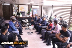 تجلیل از دانش آموز پسر با نیازهای ویژه مدال آور درمسابقات دو ومیدانی کشوری 4