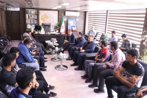 تجلیل از دانش آموز پسر با نیازهای ویژه مدال آور درمسابقات دو ومیدانی کشوری 4