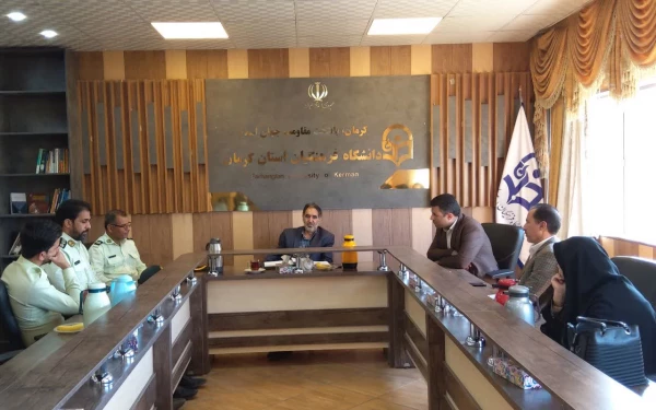 به مناسبت هفته نیروی انتظامی صورت گرفت:
تقدیر مسئولین و کارکنان دانشگاه فرهنگیان  از زحمات نیروی انتظامی کرمان 2