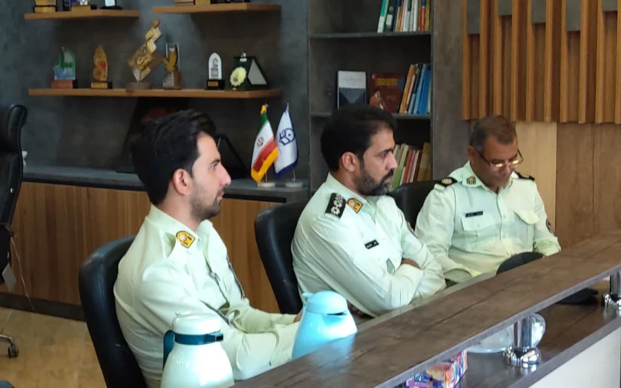 به مناسبت هفته نیروی انتظامی صورت گرفت:
تقدیر مسئولین و کارکنان دانشگاه فرهنگیان  از زحمات نیروی انتظامی کرمان 2