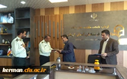 به مناسبت هفته نیروی انتظامی صورت گرفت:
تقدیر مسئولین و کارکنان دانشگاه فرهنگیان  از زحمات نیروی انتظامی کرمان 2