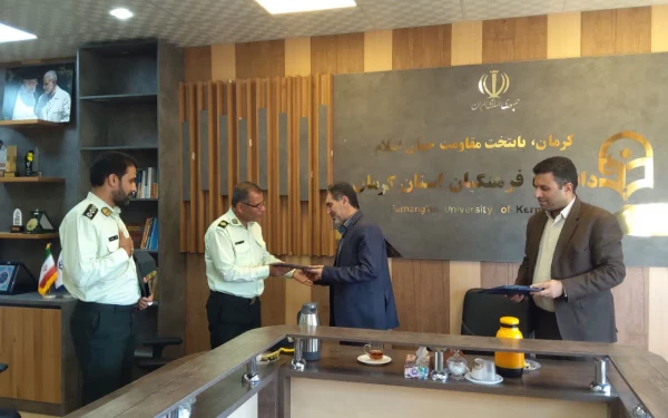 به مناسبت هفته نیروی انتظامی صورت گرفت:
تقدیر مسئولین و کارکنان دانشگاه فرهنگیان  از زحمات نیروی انتظامی کرمان 2
