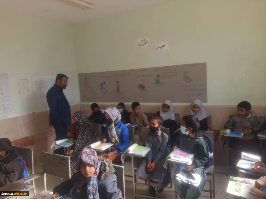 بازدید دانشجومعلمان دانشگاه فرهنگیان کرمان از مدارس چندپایه شرق استان کرمان 3