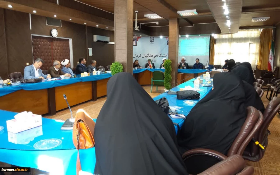 به مناسبت هفته وحدت حوزه و دانشگاه در دانشگاه فرهنگیان کرمان برگزار شد:
تالار گفتگوی حوزه و دانشگاه "نقش حوزه و دانشگاه در تثبیت و ارتقاء هویت ایرانی و اسلامی" 2