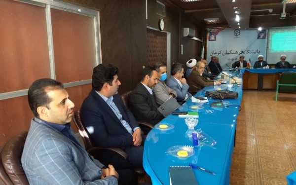 به مناسبت هفته وحدت حوزه و دانشگاه در دانشگاه فرهنگیان کرمان برگزار شد:
تالار گفتگوی حوزه و دانشگاه "نقش حوزه و دانشگاه در تثبیت و ارتقاء هویت ایرانی و اسلامی" 2