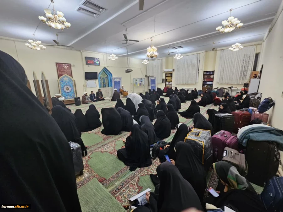 آیین بدرقه دانشجو معلمان پردیس شهید باهنر به سفر عتبات عالیات در دانشگاه فرهنگیان استان کرمان برگزار شد. 3