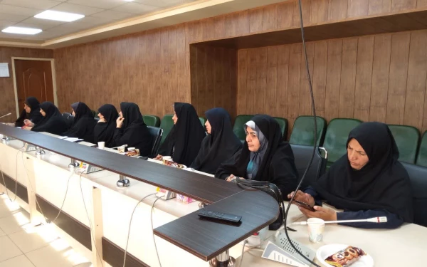 رئیس دانشگاه فرهنگیان کرمان دردیدار با سرپرستان شبانه روزی پردیس های استان: 
سرپرستی کاری حساس ،بامسئولیت وپیشانی دانشگاه میباشد. 2