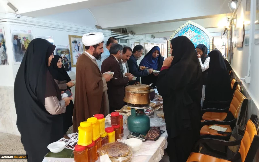 افتتاح جشنواره غذا همراه با برپایی نمایشگاه صنایع دستی ولباس اقوام در پردیس شهید باهنر (خواهران)دانشگاه فرهنگیان کرمان 2