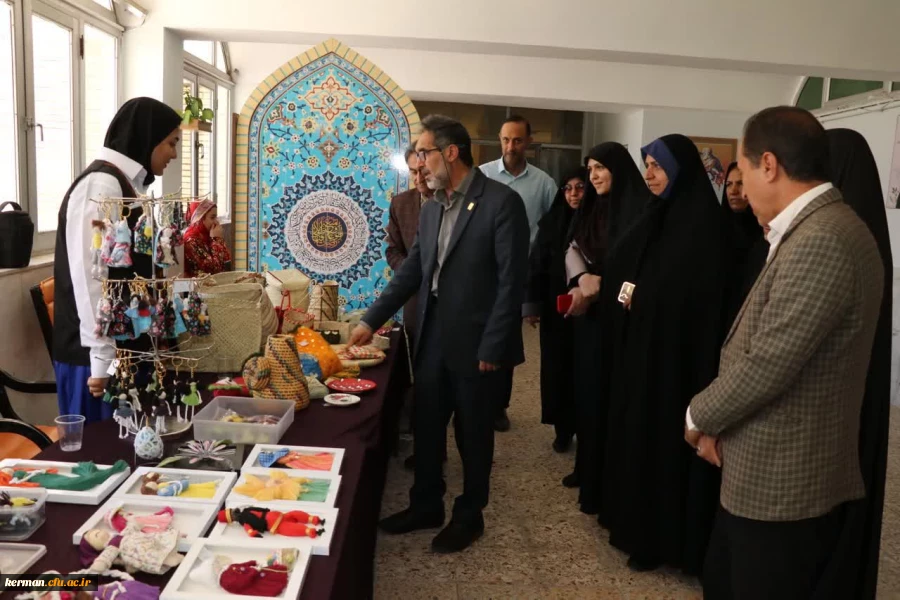 افتتاح جشنواره غذا همراه با برپایی نمایشگاه صنایع دستی ولباس اقوام در پردیس شهید باهنر (خواهران)دانشگاه فرهنگیان کرمان 2