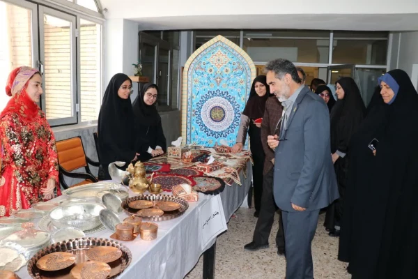 افتتاح جشنواره غذا همراه با برپایی نمایشگاه صنایع دستی ولباس اقوام در پردیس شهید باهنر (خواهران)دانشگاه فرهنگیان کرمان 2