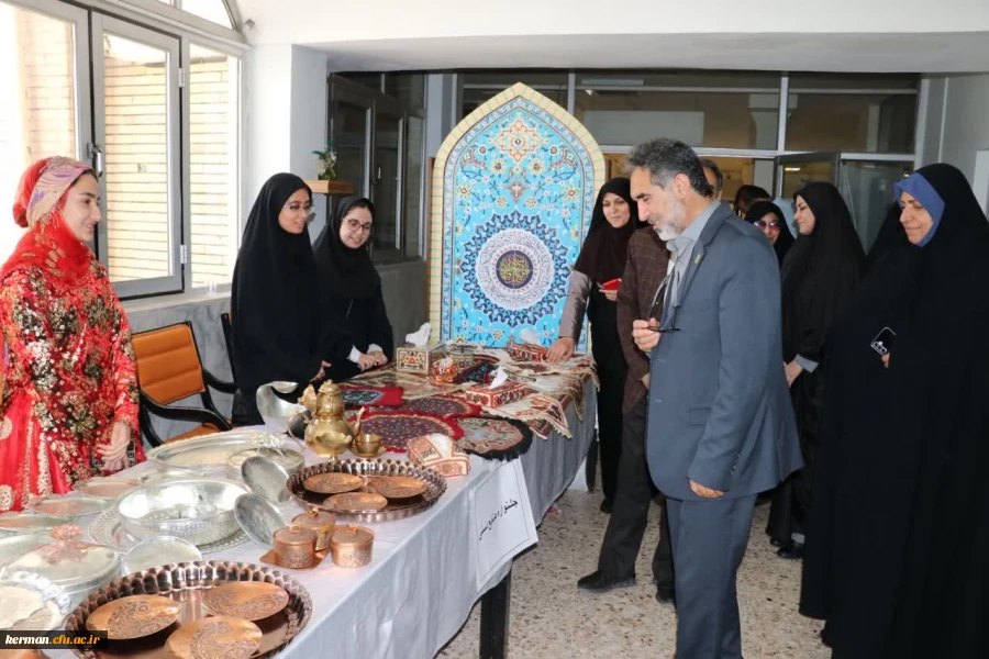 افتتاح جشنواره غذا همراه با برپایی نمایشگاه صنایع دستی ولباس اقوام در پردیس شهید باهنر (خواهران)دانشگاه فرهنگیان کرمان 2