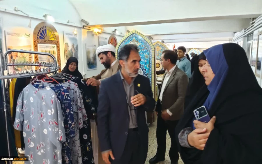 افتتاح جشنواره غذا همراه با برپایی نمایشگاه صنایع دستی ولباس اقوام در پردیس شهید باهنر (خواهران)دانشگاه فرهنگیان کرمان 2