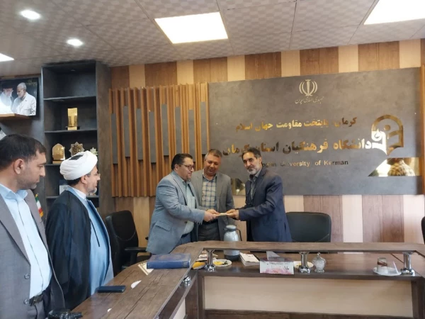 درنشست کانون بسیج اساتید دانشگاه فرهنگیان استان کرمان از مدیران روابط عمومی دانشگاه بمناسبت هفته روابط عمومی وارتباطات تقدیر بعمل آمد. 2