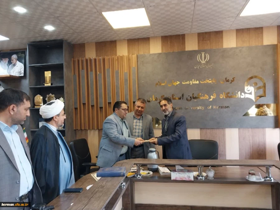 درنشست کانون بسیج اساتید دانشگاه فرهنگیان استان کرمان از مدیران روابط عمومی دانشگاه بمناسبت هفته روابط عمومی وارتباطات تقدیر بعمل آمد. 2