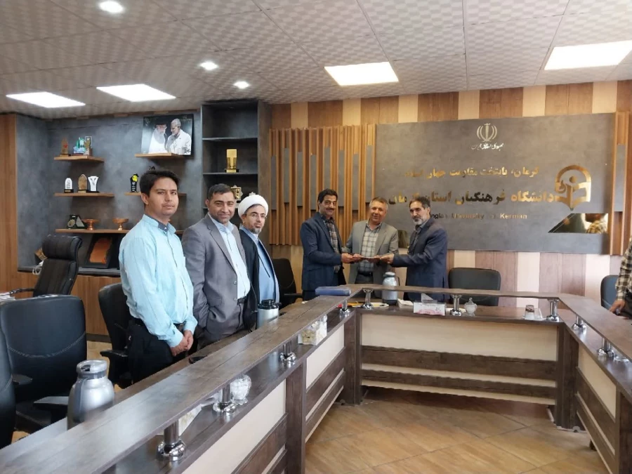 درنشست کانون بسیج اساتید دانشگاه فرهنگیان استان کرمان از مدیران روابط عمومی دانشگاه بمناسبت هفته روابط عمومی وارتباطات تقدیر بعمل آمد. 2