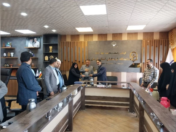 درنشست کانون بسیج اساتید دانشگاه فرهنگیان استان کرمان از مدیران روابط عمومی دانشگاه بمناسبت هفته روابط عمومی وارتباطات تقدیر بعمل آمد. 2