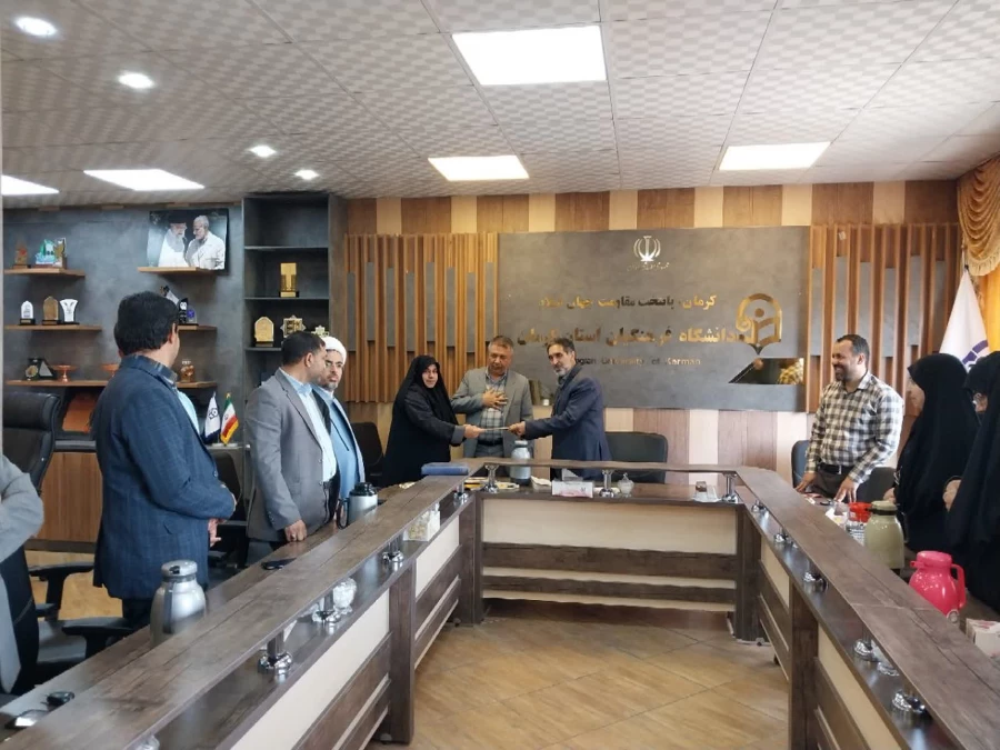 درنشست کانون بسیج اساتید دانشگاه فرهنگیان استان کرمان از مدیران روابط عمومی دانشگاه بمناسبت هفته روابط عمومی وارتباطات تقدیر بعمل آمد. 2